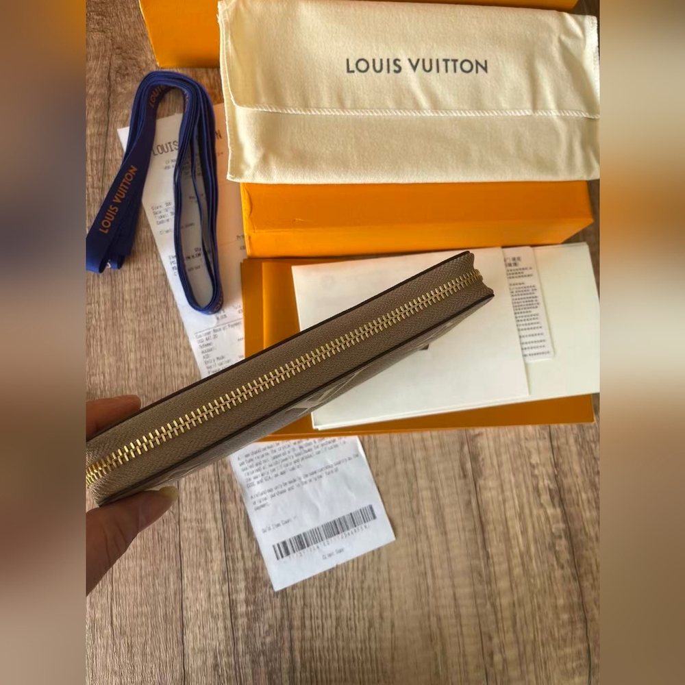 Louis Vuitton Monogram Zippy Wallet - Picture 4 of 9